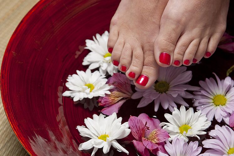 Bain thérapeutique contre les mycoses des ongles des pieds à la maison